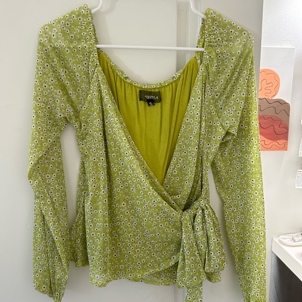 Green floral wrap top. Fits like a S/M
